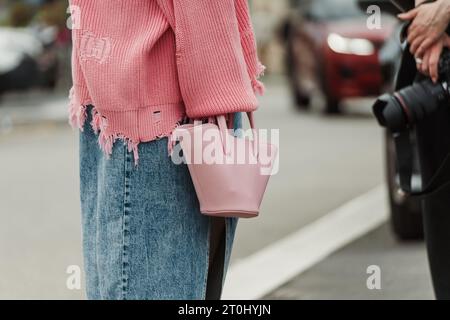 Détails de la mode à l'extérieur du salon PRADA pendant la Fashion week de Milan vêtements pour femmes Printemps/été 2024. Banque D'Images