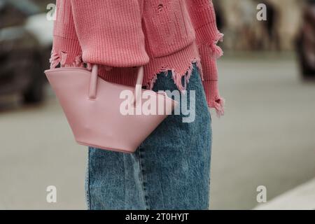 Détails de la mode à l'extérieur du salon PRADA pendant la Fashion week de Milan vêtements pour femmes Printemps/été 2024. Banque D'Images