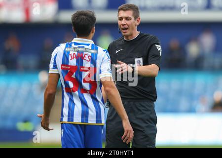 L'arbitre Matt Donohue discute avec Reece James #33 de Sheffield Wednesday pendant le Sky Bet Championship Match Sheffield Wednesday vs Huddersfield Town à Hillsborough, Sheffield, Royaume-Uni, 7 octobre 2023 (photo de Gareth Evans/News Images) Banque D'Images