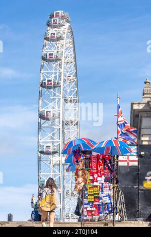 London Eye et stand de souvenirs à Westminster Bridge, South Bank, London Borough of Lambeth, Greater London, Angleterre, Royaume-Uni Banque D'Images