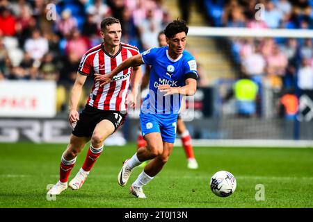 Joel Randall (14 Peterborough United) affronté par Ethan Hamilton (11 Lincoln City) lors du match Sky Bet League 1 entre Peterborough et Lincoln City à London Road, Peterborough le samedi 7 octobre 2023. (Photo : Kevin Hodgson | MI News) crédit : MI News & Sport / Alamy Live News Banque D'Images