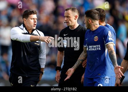 L'entraîneur de Chelsea Mauricio Pochettino parle à l'arbitre Stuart Attwell alors qu'ils quittent le terrain à la mi-temps du match de Premier League à Turf Moor, Burnley. Date de la photo : Samedi 7 octobre 2023. Banque D'Images