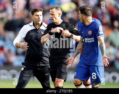 L'entraîneur de Chelsea Mauricio Pochettino parle à l'arbitre Stuart Attwell alors qu'ils quittent le terrain à la mi-temps du match de Premier League à Turf Moor, Burnley. Date de la photo : Samedi 7 octobre 2023. Banque D'Images