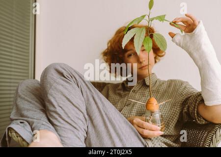 Hobby jardinage à la maison pour adolescent, jardinage à la maison, amour des plantes d'intérieur, freelance. Banque D'Images