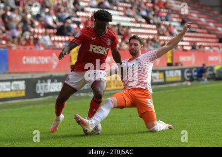 Londres, Angleterre. 7 octobre 2023. Tyreece Campbell de Charlton Athletic est attaqué par James Husband de Blackpool lors du match Sky Bet EFL League One entre Charlton Athletic et Blackpool à The Valley. Kyle Andrews/Alamy Live News Banque D'Images