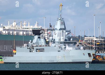 La frégate HESSEN (F221) de la marine allemande amarrée dans le port de Southampton avec d'autres navires de guerre de l'OTAN. 3 octobre 2023 Banque D'Images