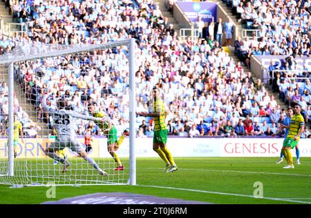 Le gardien de Norwich City Angus Gunn ne parvient pas à empêcher son coéquipier Ben Gibson de marquer son propre but lors du Sky Bet Championship Match au Coventry Building Society Arena, Coventry. Date de la photo : Samedi 7 octobre 2023. Banque D'Images