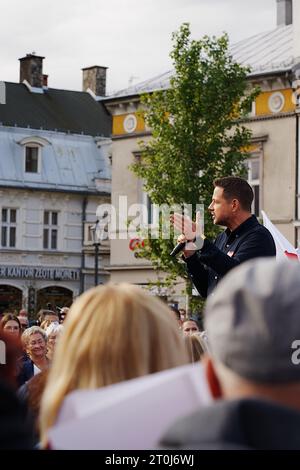 BIELSKO-BIALA, POLOGNE - OCTOBRE 7 2023 : le maire de Varsovie, Rafal Trzaskowski, au rassemblement pour la Coalition civique aux élections législatives polonaises - vertical Banque D'Images