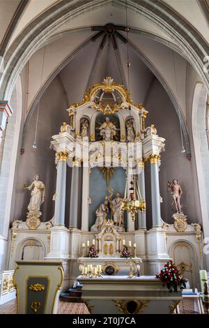 Le maître-autel de l'église paroissiale catholique de St. Johannes Baptist, Borgentreich, district de Höxter, Rhénanie du Nord-Westphalie, Allemagne, Europe Banque D'Images