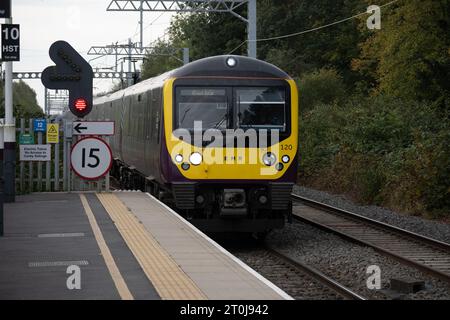 East Midlands Railway Class 360 Desiro train électrique arrivant à la gare de Corby, Northamptonshire, Angleterre, Royaume-Uni Banque D'Images