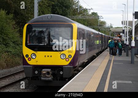 Train électrique East Midlands Railway classe 360 Desiro à la gare de Corby, Northamptonshire, Royaume-Uni Banque D'Images