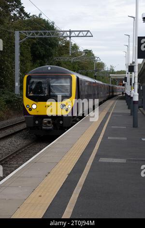 Train électrique East Midlands Railway classe 360 Desiro à la gare de Corby, Northamptonshire, Royaume-Uni Banque D'Images