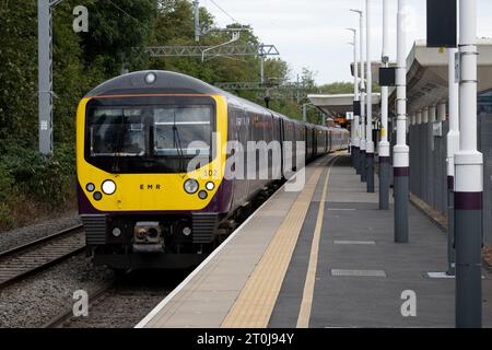 Train électrique East Midlands Railway classe 360 Desiro à la gare de Corby, Northamptonshire, Royaume-Uni Banque D'Images