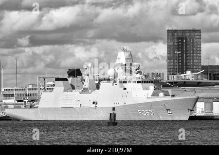 Photo en noir et blanc de la frégate de défense aérienne royale danoise HDMS Niels Juel (F363) amarrée à Southampton, au Royaume-Uni, avec d'autres navires de guerre de l'OTAN Banque D'Images