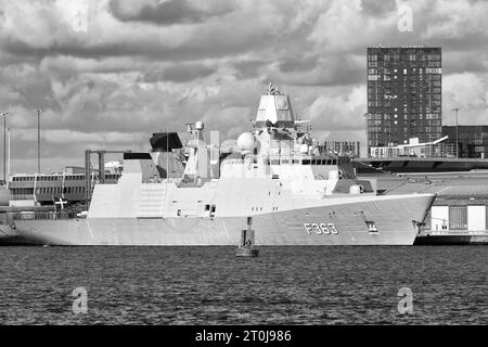 Photo en noir et blanc de la frégate de défense aérienne royale danoise HDMS Niels Juel (F363) amarrée à Southampton, au Royaume-Uni, avec d'autres navires de guerre de l'OTAN. Banque D'Images