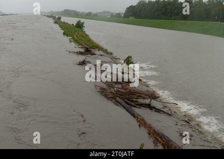 Diepoldsau, Suisse, 28 août 2023 forte inondation sur le rhin pendant une averse de pluie Banque D'Images