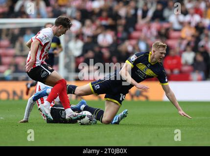 Josh Coburn de Middlesbrough en action avec Thai Hume et Jobe de Sunderland lors du Sky Bet Championship Match Sunderland vs Middlesbrough au Stadium of Light, Sunderland, Royaume-Uni, le 7 octobre 2023 (photo de Nigel Roddis/News Images) Banque D'Images