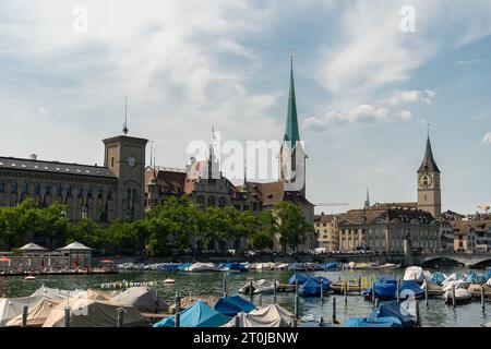 Zurich, Suisse, 17 juin 2023 vue sur la rivière Limmat dans le centre-ville Banque D'Images