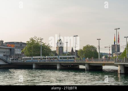 Zurich, Suisse, 17 juin 2023 vue sur la rivière Limmat dans le centre-ville Banque D'Images