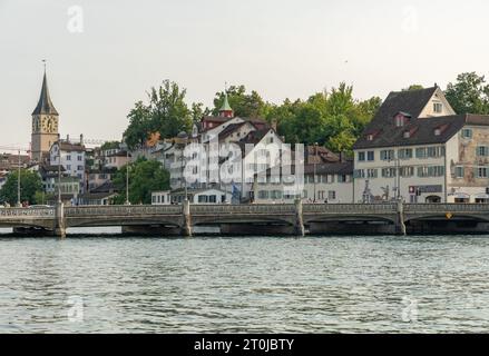 Zurich, Suisse, 17 juin 2023 vue sur la rivière Limmat dans le centre-ville Banque D'Images