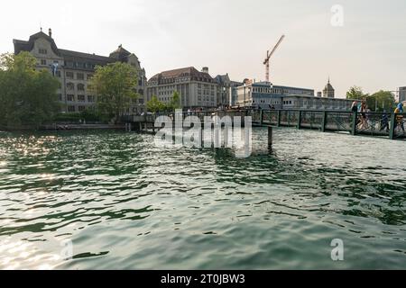 Zurich, Suisse, 17 juin 2023 vue sur la rivière Limmat dans le centre-ville Banque D'Images