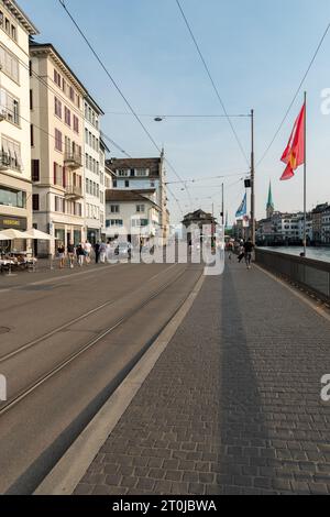 Zurich, Suisse, 17 juin 2023 passage piéton le long de la rivière dans le centre-ville Banque D'Images