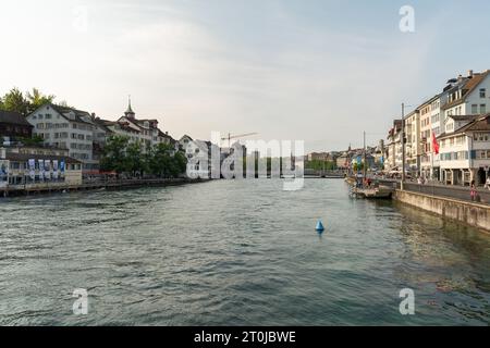 Zurich, Suisse, 17 juin 2023 vue sur la rivière Limmat dans le centre-ville Banque D'Images