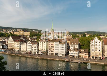 Zurich, Suisse, 17 juin 2023 vue incroyable sur le centre-ville et la rivière Limmat Banque D'Images