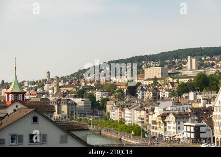 Zurich, Suisse, 17 juin 2023 vue incroyable sur le centre-ville et la rivière Limmat Banque D'Images