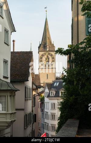 Zurich, Suisse, 17 juin 2023 Tour de l'église saint-Pierre dans le centre-ville Banque D'Images