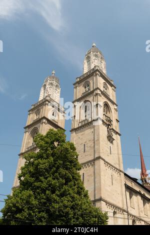 Zurich, Suisse, 17 juin 2023 Tours de l'église Munster dans le centre-ville Banque D'Images