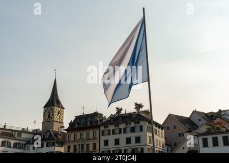 Zurich, Suisse, le 17 juin 2023 le drapeau du canton de Zurich agite sur la promenade du centre Banque D'Images