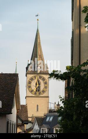 Zurich, Suisse, 17 juin 2023 Tour de l'église saint-Pierre dans le centre-ville Banque D'Images