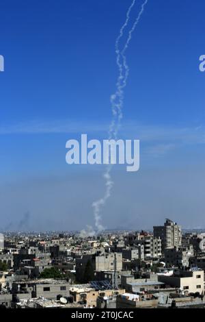 Rafah, Territoires palestiniens. 07 octobre 2023. Le Hamas tire un grand nombre de roquettes sur Israël dans la ville de Rafah, dans le sud de la bande de Gaza. Plusieurs Palestiniens armés sont entrés en territoire israélien lors du barrage d’attaques à la roquette depuis la bande de Gaza, selon des sources militaires. Crédit : Abed Rahim Khatib/dpa/Alamy Live News Banque D'Images