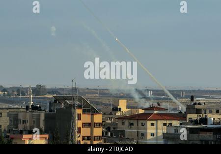 Rafah, Territoires palestiniens. 07 octobre 2023. Le Hamas tire un grand nombre de roquettes sur Israël dans la ville de Rafah, dans le sud de la bande de Gaza. Plusieurs Palestiniens armés sont entrés en territoire israélien lors du barrage d’attaques à la roquette depuis la bande de Gaza, selon des sources militaires. Crédit : Abed Rahim Khatib/dpa/Alamy Live News Banque D'Images