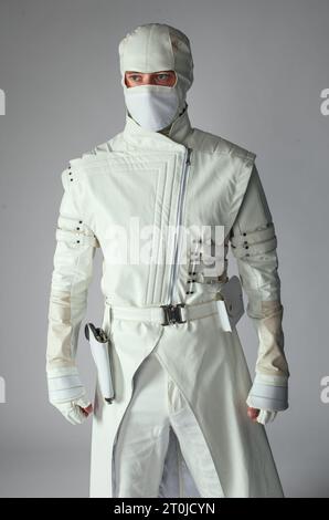 Portrait d'un homme en vêtements de ninja blanc dans le studio. Banque D'Images