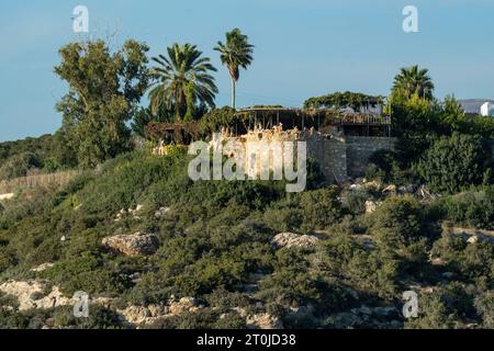 Vue sur le restaurant Viklari (dernier château) Péninsule d'Akamas, Chypre. Banque D'Images