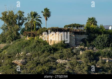 Vue sur le restaurant Viklari (dernier château) Péninsule d'Akamas, Chypre. Banque D'Images