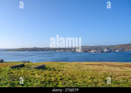 Vue vers Lerwick, sur le continent, depuis un emplacement de canon de la Seconde Guerre mondiale sur la côte ouest de Bressay, Shetland, Écosse, Royaume-Uni Banque D'Images