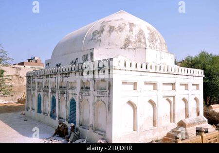 Les ouvriers sont occupés dans les travaux de rénovation et de construction du tombeau de Mian Ghulam Shah Kalhoro, sous la supervision du Département de la Culture du Sindh, à Hyderabad le samedi 7 octobre 2023. Banque D'Images