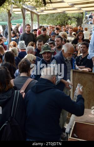 Villageois grecs dans une «zone bleue» assistant au panigiri (fête du village) d'Agios Isidoros (Saint Isidore), près de Pezi, Ikaria, Nord Égée, Grèce. Banque D'Images