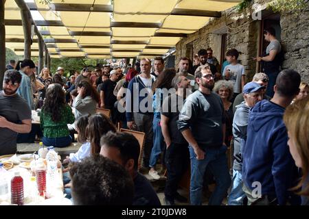 Villageois grecs dans une «zone bleue» assistant au panigiri (fête du village) d'Agios Isidoros (Saint Isidore), près de Pezi, Ikaria, Nord Égée, Grèce. Banque D'Images