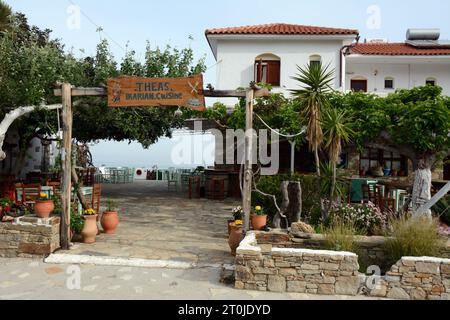 L'emblématique Thea's Inn et restaurant dans le village de NAS sur la côte nord de l'île grecque d'Ikaria, une «zone bleue» en Grèce. Banque D'Images