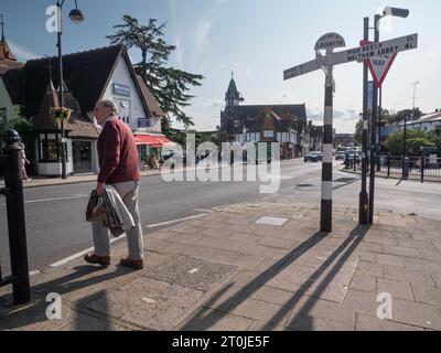 Un panneau traditionnel en bois pour la paroisse de Loughton se trouve sur Loughton High Road, Essex. Ce repère directionnel de style historique dirige les voyageurs vers les villages et les villes voisines de l'Essex d'Abridge, Chigwell, High Beech et l'abbaye de Waltham. Situé dans le district forestier d'Epping, le panneau est une caractéristique du patrimoine local et du domaine public, situé le long du couloir de vente au détail et de banlieue IG10. Banque D'Images