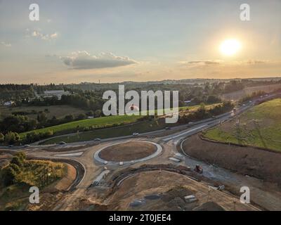 Construction de la route de contournement de la ville de Jihlava avec rond-point et ponts, république tchèque, infrastructure de transport en construction, panor aérien Banque D'Images