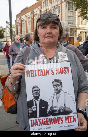 Londres, Royaume-Uni. 7 octobre 2023. Un jour avant la conférence travailliste, les gens se réunissent dans la circonscription de Keir Starmer pour avertir tout le monde à quel point un gouvernement dirigé par Starmer serait dangereux. Parmi les participants figuraient de nombreux anciens membres du Parti travailliste qui disent qu'il n'a pas de principes et énumèrent près de 30 promesses sur lesquelles il a jusqu'à présent renié, y compris les emplois verts, l'externalisation du NHS, la réforme des Lords, les repas scolaires gratuits, droits des travailleurs, contrats pétroliers, relations publiques, garde d'enfants. Paula Peters de DPAC tient une affiche.. Peter Marshall/Alamy Live News Banque D'Images