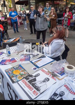 Londres, Royaume-Uni. 7 octobre 2023. Un jour avant la conférence travailliste, les gens se réunissent dans la circonscription de Keir Starmer pour avertir tout le monde à quel point un gouvernement dirigé par Starmer serait dangereux. Parmi les participants figuraient de nombreux anciens membres du Parti travailliste qui disent qu'il n'a pas de principes et énumèrent près de 30 promesses sur lesquelles il a jusqu'à présent renié, y compris les emplois verts, l'externalisation du NHS, la réforme des Lords, les repas scolaires gratuits, droits des travailleurs, contrats pétroliers, relations publiques, garde d'enfants. Paula Peters de DPAC tient une affiche.. Peter Marshall/Alamy Live News Banque D'Images