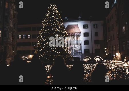 Marché de Noël de nuit, Innsbruck, Autriche. Célèbre place avec balcon doré et sapin de Noël dans le centre d'Innsbruck. Banque D'Images