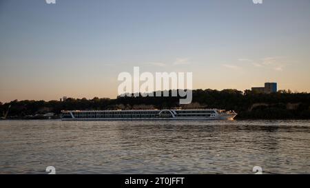 Belgrade, Serbie, 2 septembre 2023 : le bateau de croisière AMADEUS SILVER III navigue le long du Danube en amont Banque D'Images