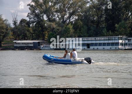 Belgrade, Serbie, 17 septembre 2023 : un jeune couple profite d'une promenade en bateau CÔTELÉ Banque D'Images